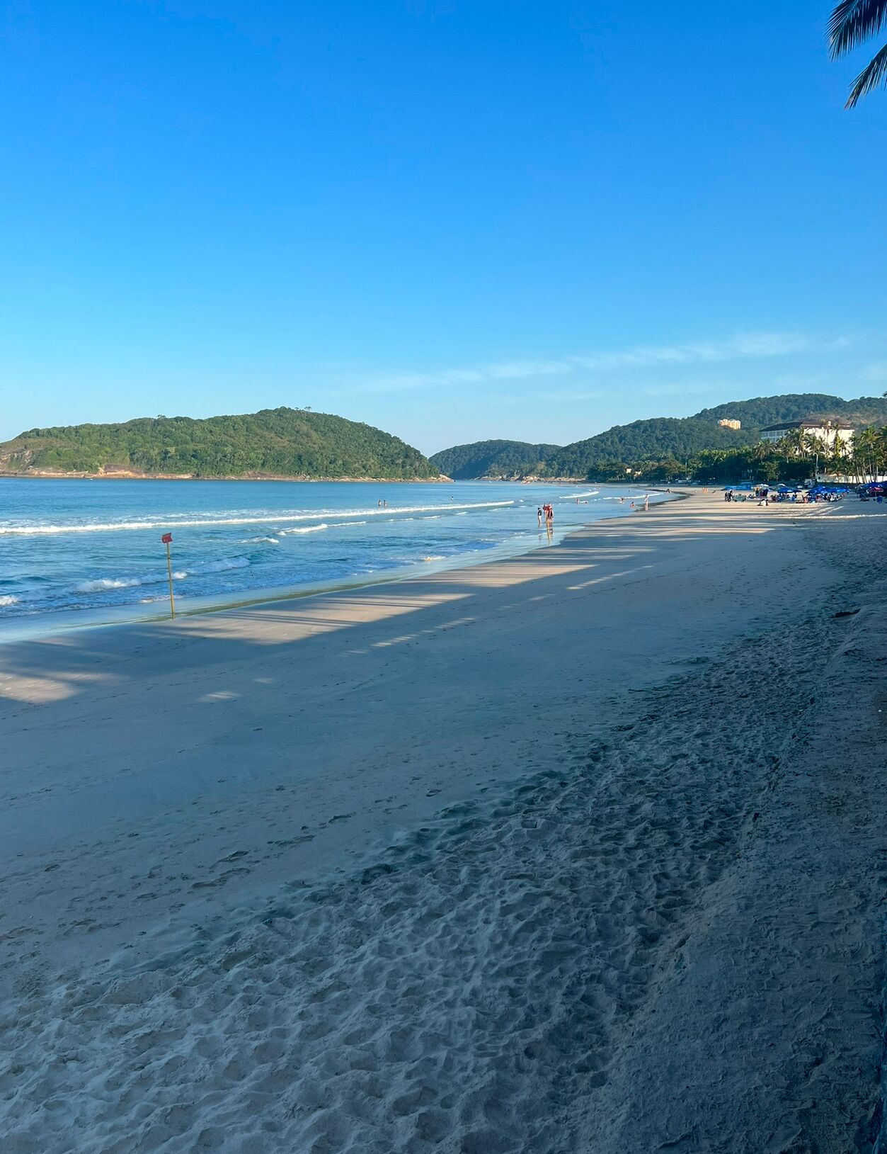 Beach nearby, white sand, beach towels, 10 beach bars