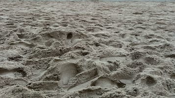 Beach nearby, white sand, beach towels, 10 beach bars