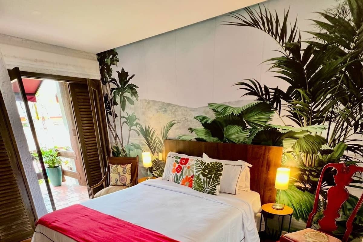 Minibar, free WiFi, bed sheets