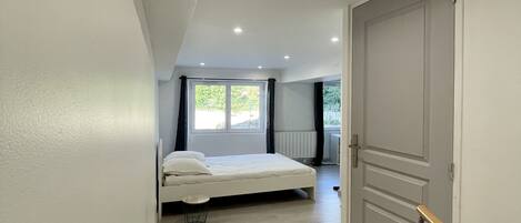 1 slaapkamer, een strijkplank/strijkijzer, internet, beddengoed