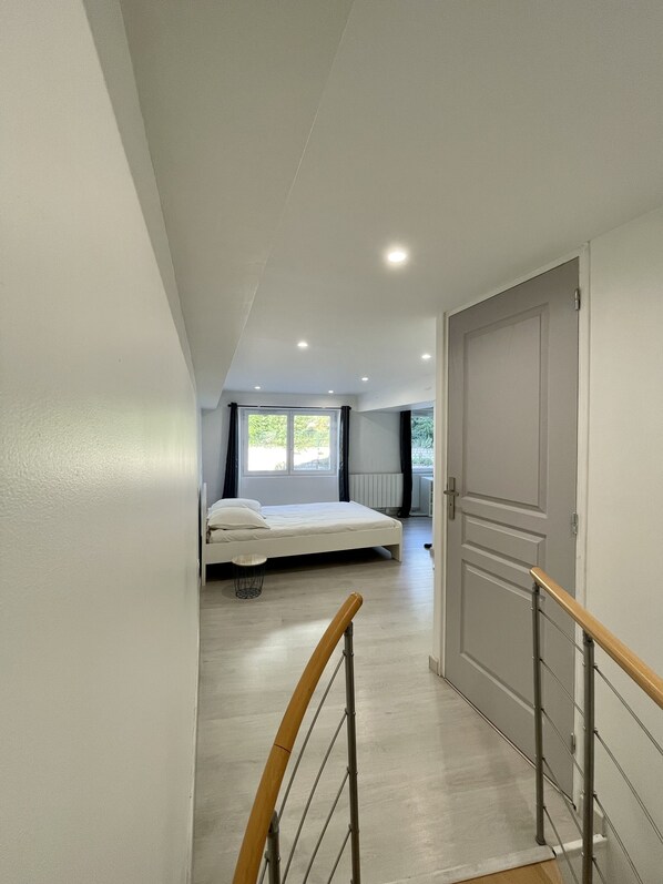 1 slaapkamer, een strijkplank/strijkijzer, internet, beddengoed