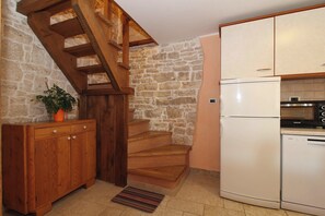Kühlschrank, Mikrowelle, Herdplatte, Geschirrspüler