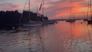 Satamassa oli useita purjeveneitä, jotka oli ankkuroitu auringonlaskun aikaan.