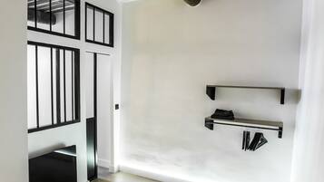 1 habitación, tabla de planchar con plancha, wifi y ropa de cama