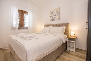 3 chambres, fer et planche à repasser, Wi-Fi, draps fournis