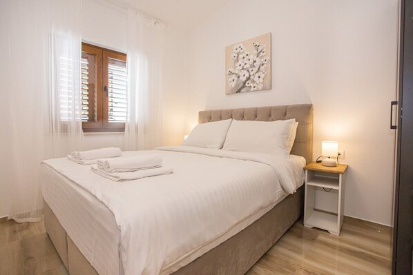 3 bedrooms, iron/ironing board, WiFi, bed sheets