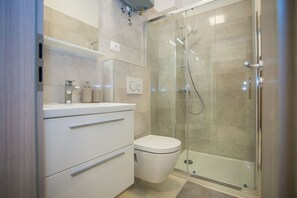 Douche, séchoir à cheveux, serviettes fournies