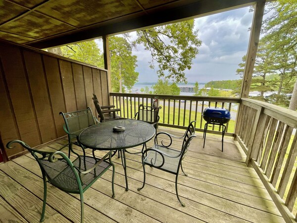 Lake View Queen Guest Room With Two Queens, Sleeper Sofa And Patio Overlooking Lake Ouachita. 1 Bedroom Hotel Room By Redawning - Little Rock, AR