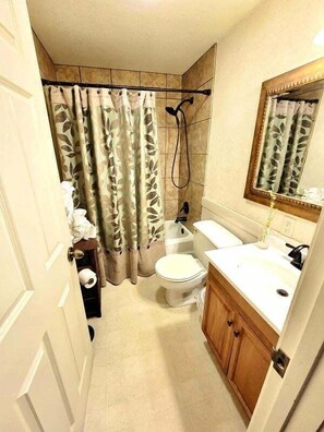 Room, 1 Bedroom | Bathroom | Towels, shampoo - Lake View Queen Guest Room With Two Queens, Sleeper Sofa And Patio Overlooking Lake Ouachita. 1 Bedroom Hotel Room by RedAwning (Mount Ida)