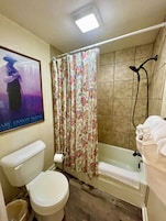 Quarto, 1 quarto | Banheiro | Toalhas de banho, shampoo