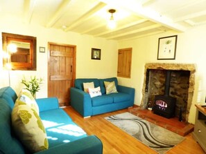 Smart TV, fireplace, DVD player, books - ❤Off Street Parking|Garden|Smart TV|Self Check-In❤ (Pickering)