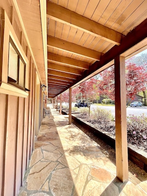 Studio | Property grounds - Mountain Harbor Queen Guest Room on Lake Ouachita by RedAwning (Mount Ida)