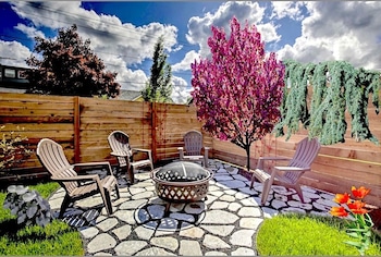 Diva's Den - West Salem Bungalow 3 Bedroom Bungalow by Redawning