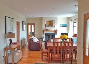 TV, fireplace - Brilliant family house for exploring North Mayo (Gweesalia)