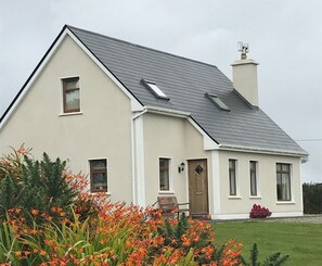 Exterior - Brilliant family house for exploring North Mayo (Gweesalia)