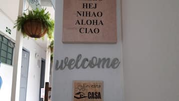 Un pasillo con un cartel de bienvenida y un letrero que muestra un símbolo de casa y corazón.
