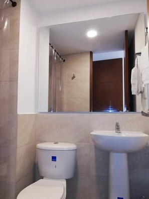 Deluxe Double or Twin Room, 1 Bedroom | Bathroom | Shower, towels - Hotel Posada Santa Elena (Tunja)
