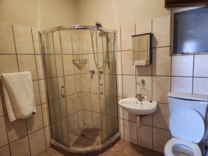 Standard Double Room | Bathroom - Postmasburg Inn (Tsantsabane)
