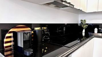 Jääkaappi, mikroaaltouuni, liesi, astianpesukone