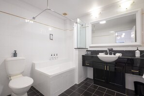 Een bad, een haardroger, handdoeken