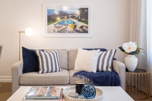 TV, offices - St Tropez, Stylish Apartment with Views over Anzac Square (Brisbane City)