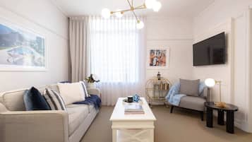 Televisio, kirjoja, työhuone