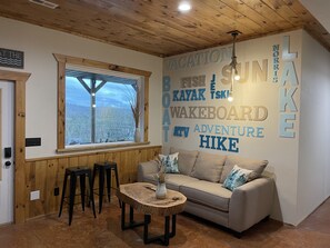 TV connectée, jeux vidéo, baby-foot, table de tennis de table