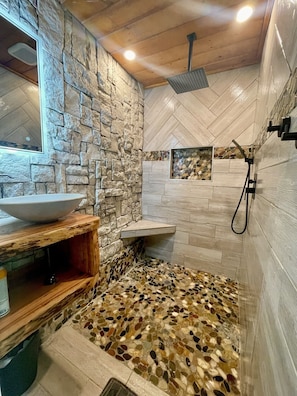 Combined shower/bathtub, towels - “Twin Timbers” 11 bdrm,sleeps 38! hotubs, docks, 3 firepits, sxs, optional boats (Lafollette)
