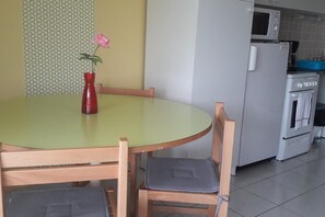 Dining - Gite located in lush greenery (SAUZE-VAUSSAIS)