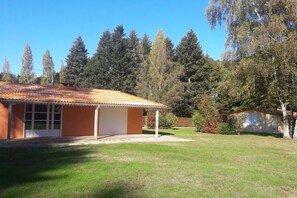 Exterior - Gite located in lush greenery (SAUZE-VAUSSAIS)