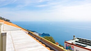 Vista costeira a partir de um edifício com terraço com vista para o mar.