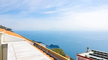 Vista sul mare da un edificio con terrazza.