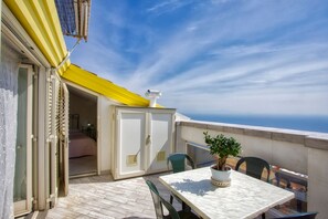 Outdoor dining - Grandmother's Attic with coastal views (Furiore)