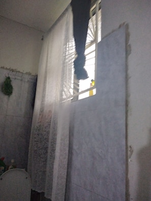 シャワー、ヘアドライヤー、タオル、石鹸