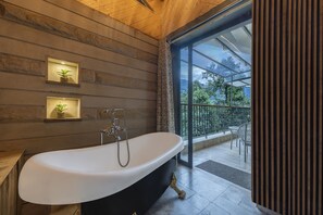 Deep-soaking bathtub - Echor Mandara Tree Villa Dharamshala (Dharamshala)