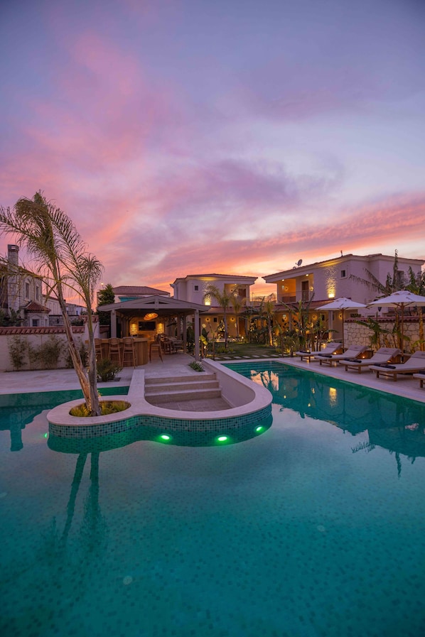 Fachada de la propiedad por la tarde o noche