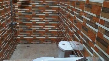 Ducha, artículos de tocador gratuitos, bidet, toallas