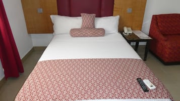 Tabla de planchar con plancha, wifi gratis y ropa de cama