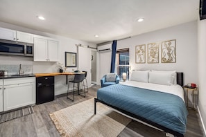 1 quarto, escrivaninha, ferros/tábuas de passar roupa, berço de viagem