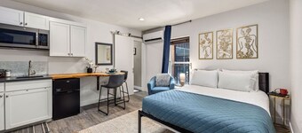 The Fox Den in Old Town! Pool, Sauna & Game Room