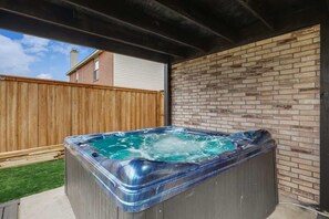 Outdoor spa tub - Elite 5BR/3.5B Home with Game Room, Hot Tub, & Sauna (Grand Prairie)