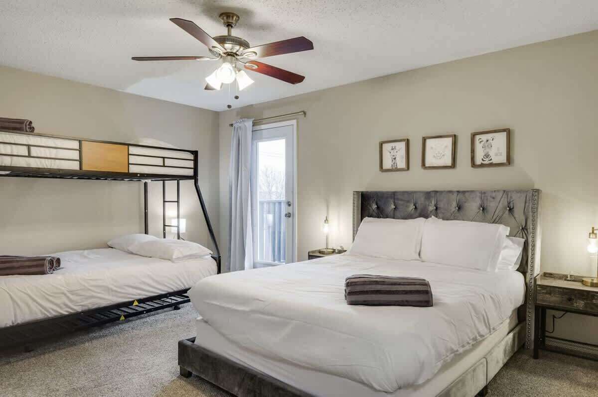 5 bedrooms, iron/ironing board, WiFi, bed sheets