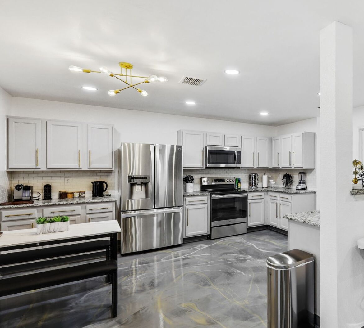 Kylskåp, mikrovågsugn, ugn och spishäll