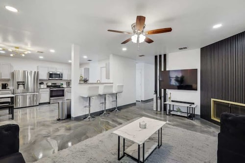 Elite 5BR/3.5B Home with Game Room, Hot Tub, & Sauna