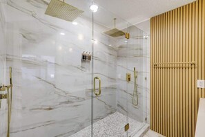 Baignoire, sèche-cheveux, serviettes fournies, shampoing