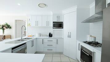 Frigorífico, microondas, horno y placa de cocina