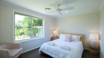 5 slaapkamers, een strijkplank/strijkijzer, reisbedje, wifi