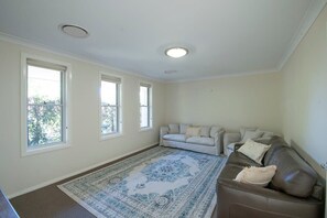 Tv, böcker och kontor