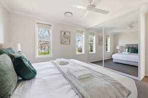 5 Schlafzimmer, Bügeleisen/Bügelbrett, Reisekinderbett, WLAN