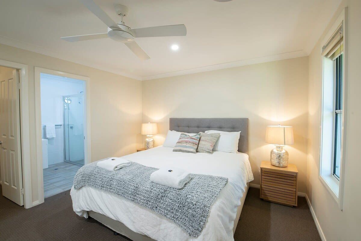 5 dormitoris, planxa i posts de planxar, un bressol de viatge i wifi 